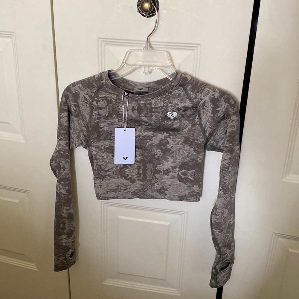 Women’s Best camo long sleeve crop top